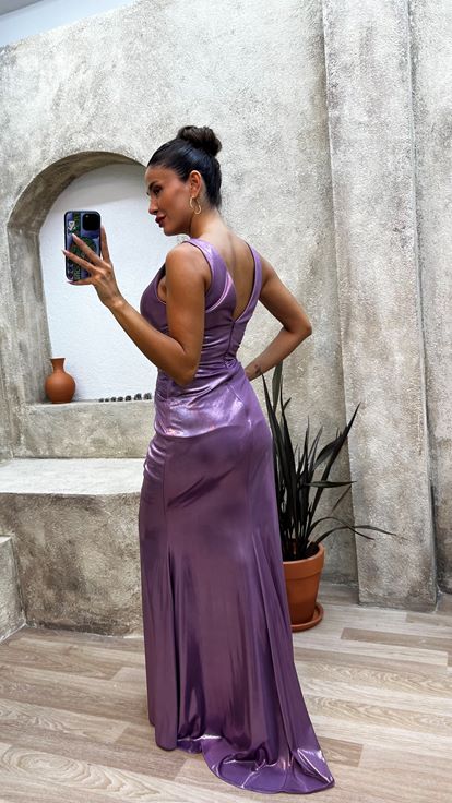 فستان سهرة أرجواني برقبة على شكل حرف   وثنيات الخصر