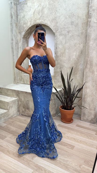 Vestido de noche azul sin tirantes transparente rosa con detalles