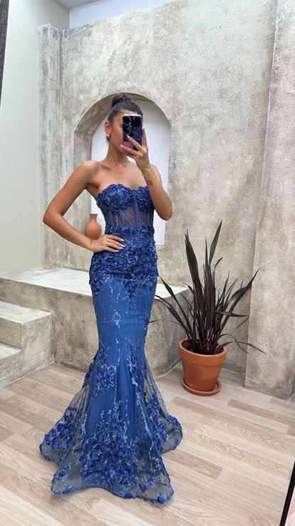 Vestido de noche azul sin tirantes transparente rosa con detalles