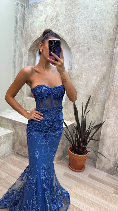 Vestido de noche azul sin tirantes transparente rosa con detalles