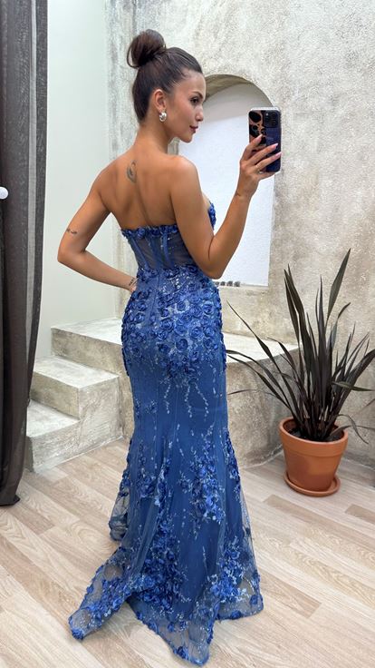 Vestido de noche azul sin tirantes transparente rosa con detalles