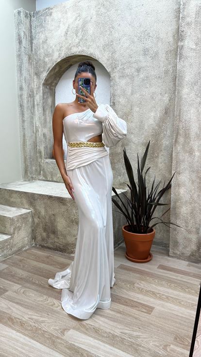 فستان سهرة بسلسلة كتف واحدة باللون الأبيض