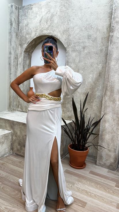 فستان سهرة بسلسلة كتف واحدة باللون الأبيض