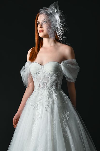 Dantel İşlemeli Düşük Omuz Gelinlik