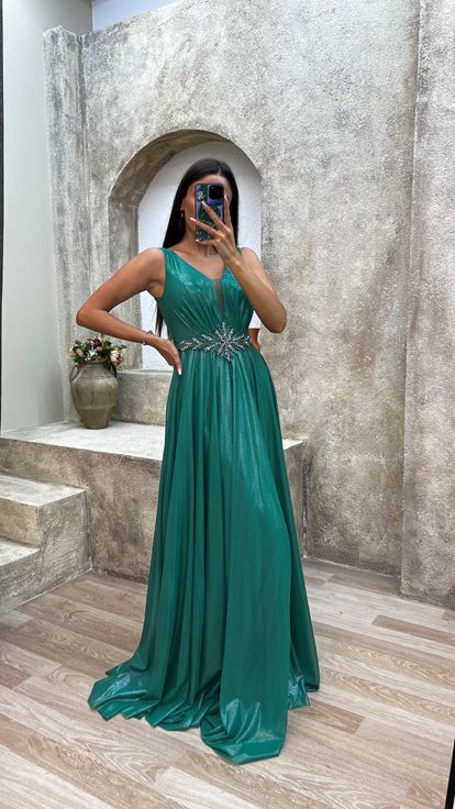 Vestido de noche verde con detalle en la espalda y drapeado  adornado con piedras en la cintura 
