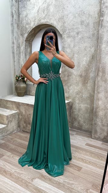 Vestido de noche bordado de piedra con detalle de espalda verde drapeado en la cintura