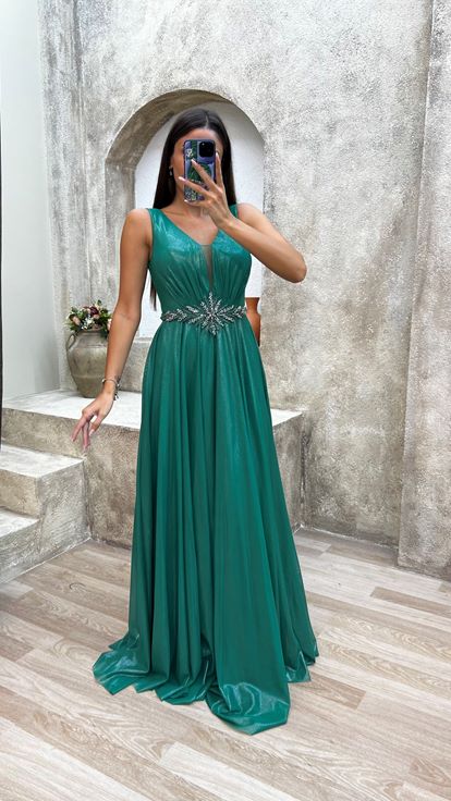 Vestido de noche verde con detalle en la espalda y drapeado  adornado con piedras en la cintura 
