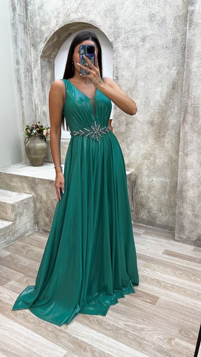 Vestido de noche verde con detalle en la espalda y drapeado  adornado con piedras en la cintura 