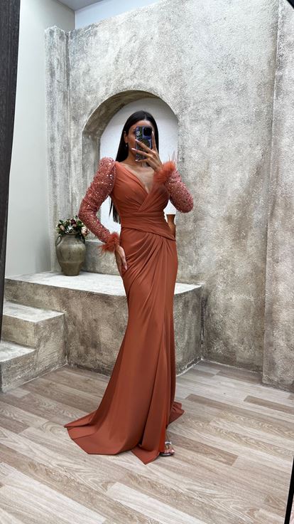 Robe de soirée orange à col en V ornée de sequins et de plumes sur les manches