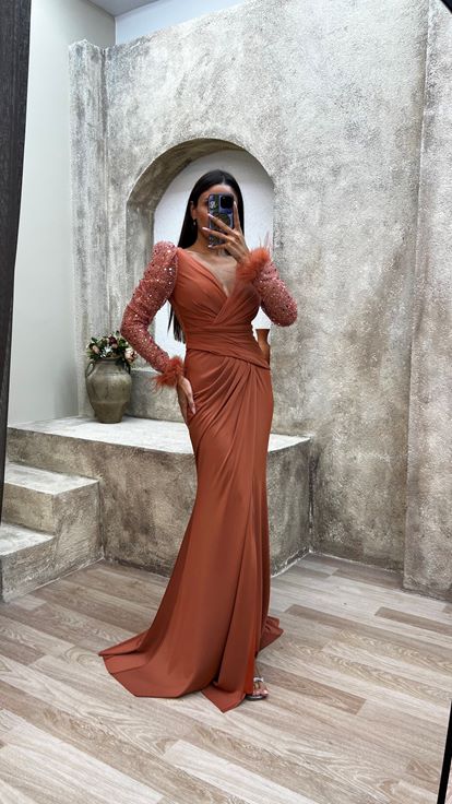 Robe de soirée orange à col en V ornée de sequins et de plumes sur les manches