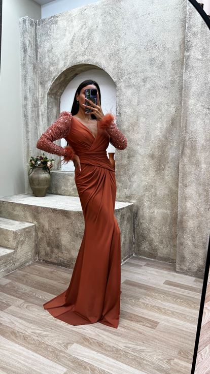 Robe de soirée orange à col en V ornée de sequins et de plumes sur les manches