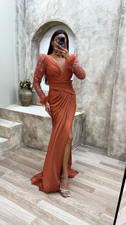 Robe de soirée orange à col en V ornée de sequins et de plumes sur les manches