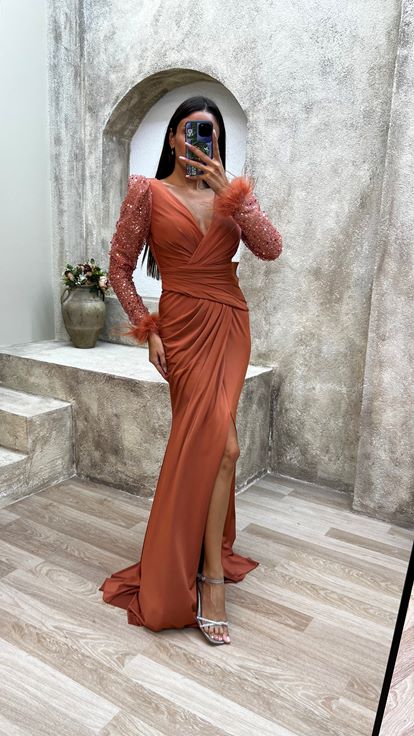 Robe de soirée orange à col en V ornée de sequins et de plumes sur les manches