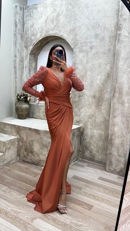 Robe de soirée orange à col en V ornée de sequins et de plumes sur les manches