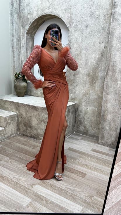 Robe de soirée orange à col en V ornée de sequins et de plumes sur les manches