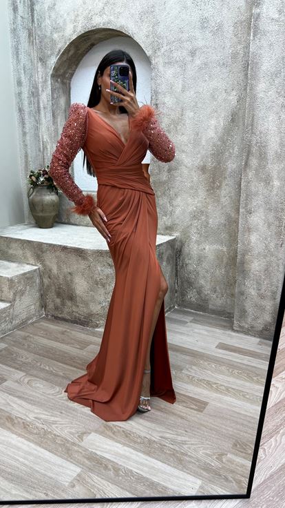 Robe de soirée orange à col en V ornée de sequins et de plumes sur les manches