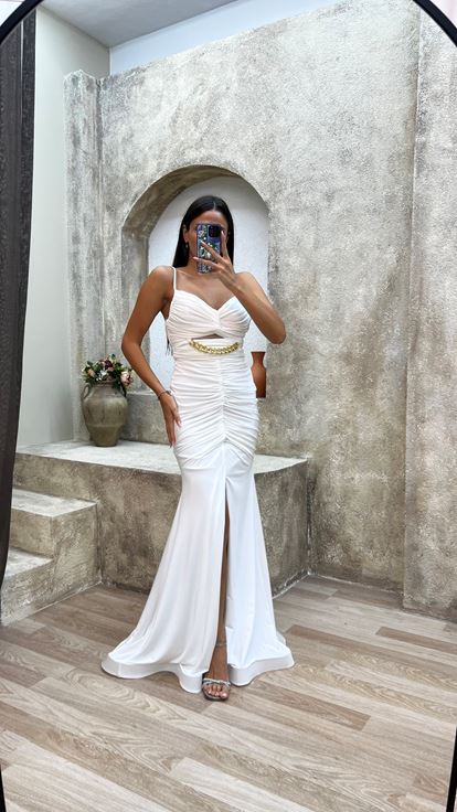 Vestido de noche drapeado drapeado con cadena de correa de cuerda blanca con cuello de corazón