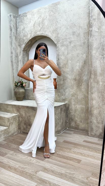 Vestido de noche drapeado drapeado con cadena de correa de cuerda blanca con cuello de corazón