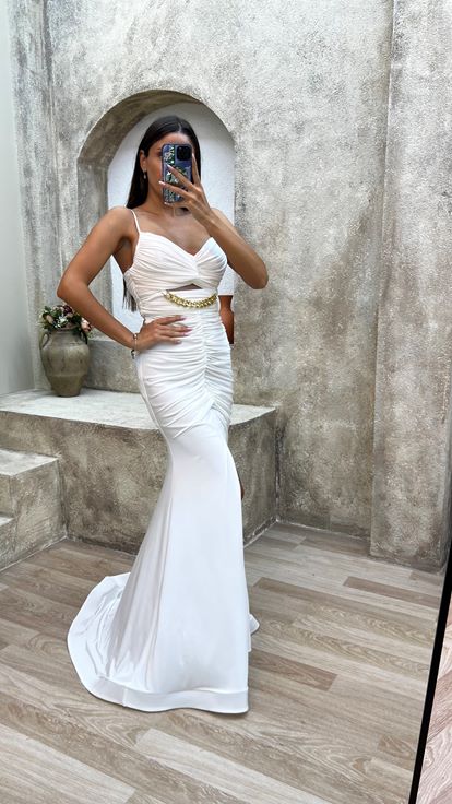 Vestido de noche drapeado drapeado con cadena de correa de cuerda blanca con cuello de corazón