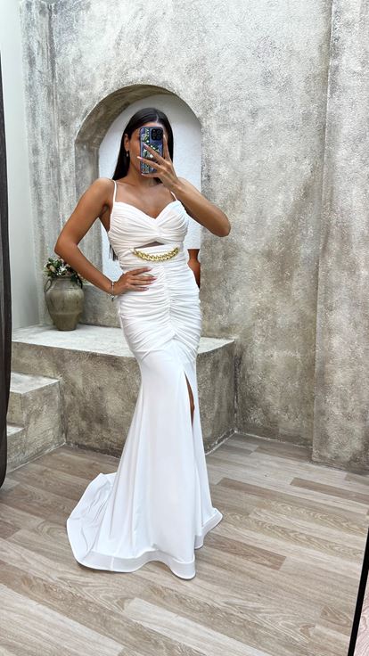 Vestido de noche drapeado drapeado con cadena de correa de cuerda blanca con cuello de corazón