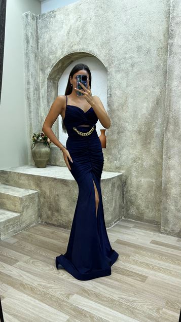 Vestido de noche drapeado con correa de cuerda azul marino con collar de corazón con cadena