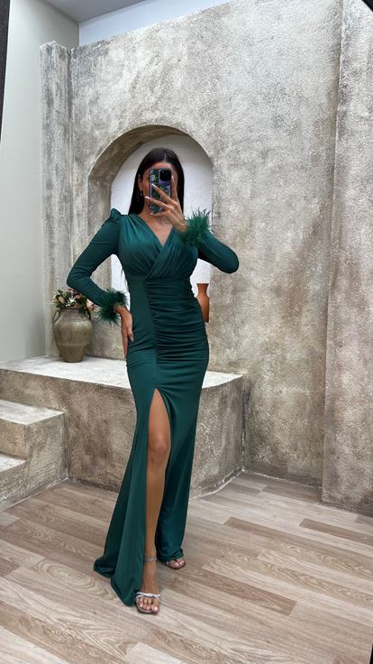 Vestidos de noche drapeados con detalle de plumas con detalle de plumas esmeralda