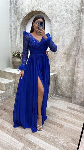 Saks Rückendetail  besticktes Oberteil  gefiedertes Abendkleid