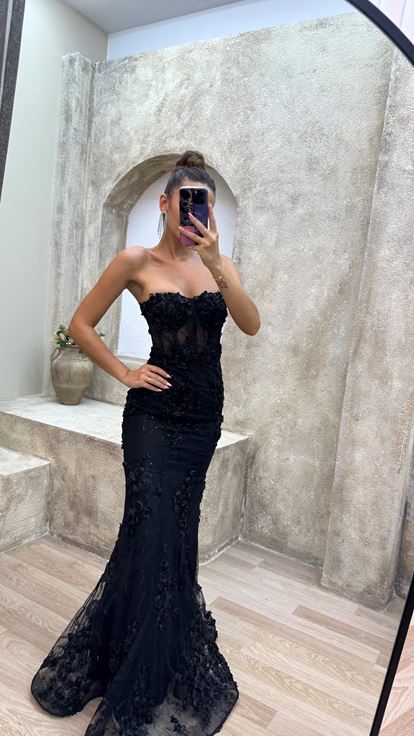 Abito da sera dettagliato rosa trasparente senza spalline nero