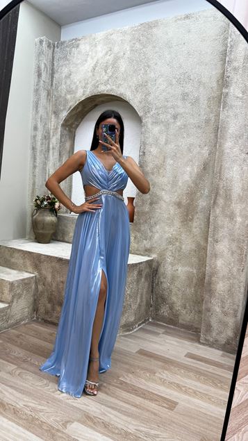 Blaues Abendkleid mit Stickerei am Rücken und an der Taille