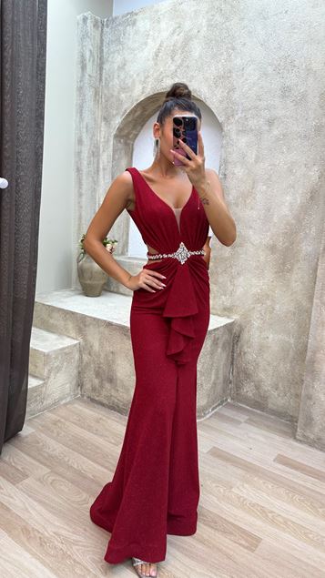 Vestido de noche bordado con volantes en la espalda y la cintura en rojo