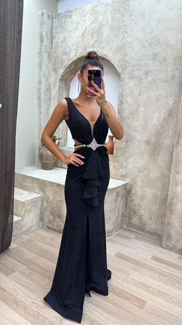 Schwarzes, mit Volants besticktes Abendkleid am Rücken und an der Taille