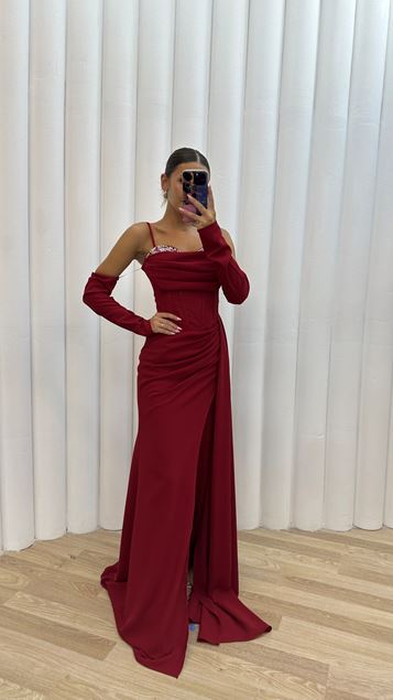 Vestido de noche bordado bordado en el pecho con correa de cuerda roja transparente