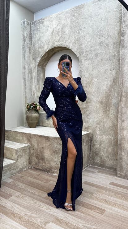 Vestido de noche azul marino con escote en V  hombreras acolchadas y lentejuelas