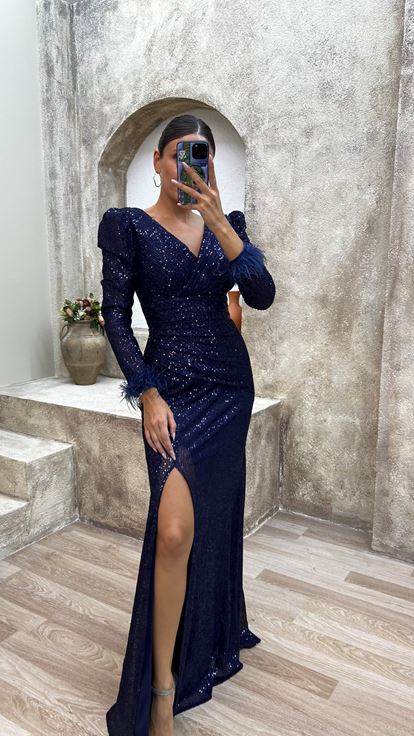 Vestido de noche azul marino con escote en V  hombreras acolchadas y lentejuelas