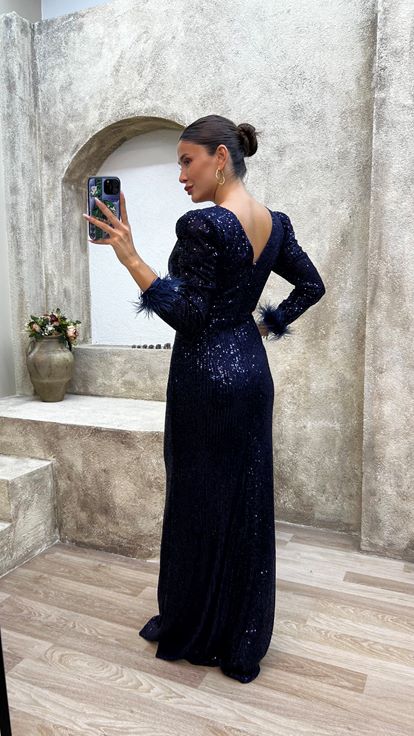 Vestido de noche azul marino con escote en V  hombreras acolchadas y lentejuelas