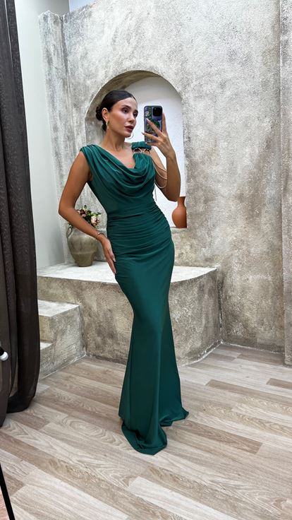 Abito da sera color smeraldo con drappeggio  spalle scoperte e catena