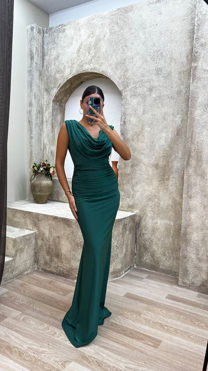 Abito da sera color smeraldo con drappeggio  spalle scoperte e catena
