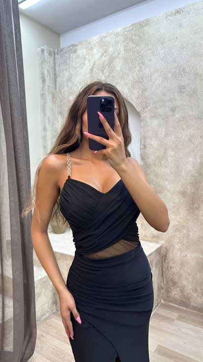 فستان سهرة أسود اللون بحزام سلسلة وظهر متقاطع، بتصميم أنيق 