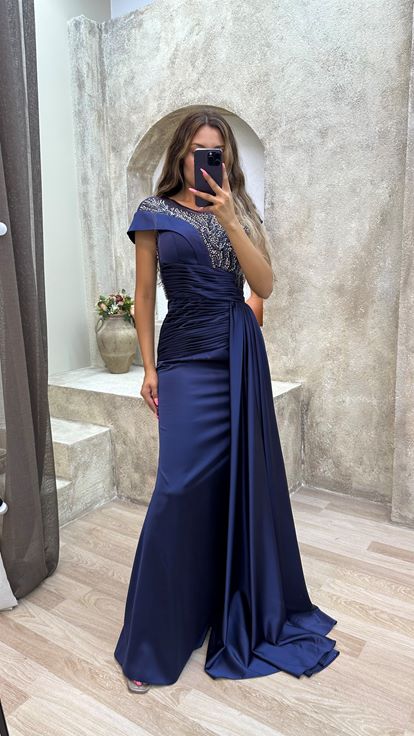 Lacivert Göğsü İşlemeli Beli Drapeli Saten Abiye Elbise