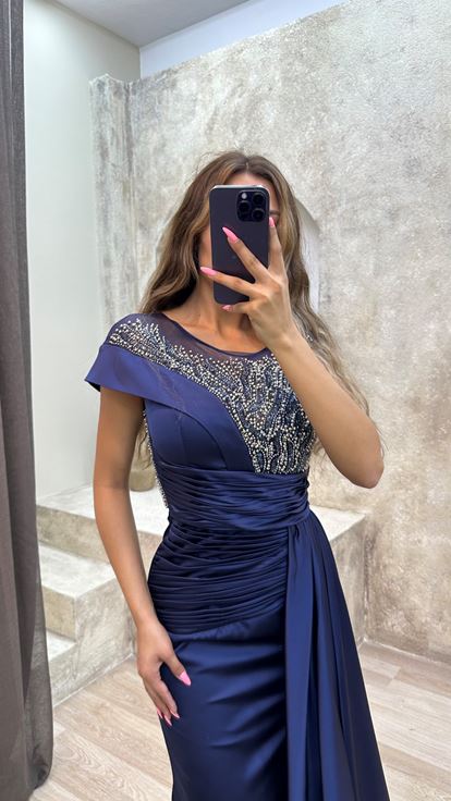 Lacivert Göğsü İşlemeli Beli Drapeli Saten Abiye Elbise