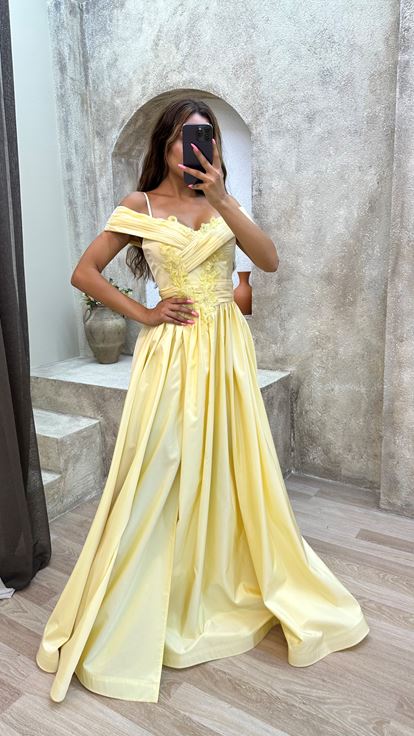 فستان سهرة مطرز برقبة قارب وحزام أصفر