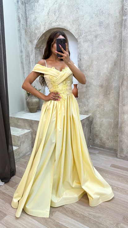 فستان سهرة مطرز برقبة قارب وحزام أصفر