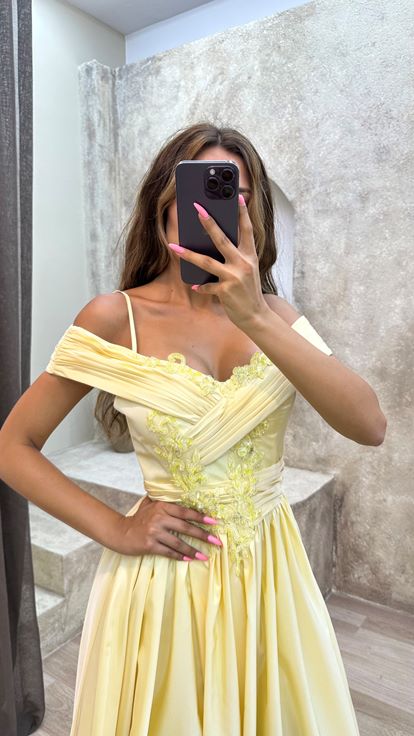 فستان سهرة مطرز برقبة قارب وحزام أصفر