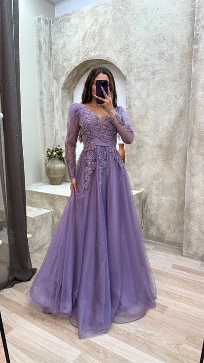 فستان سهرة من التول مزين بتطريزات باللون الليلكي وفتحة رقبة على شكل حرف V