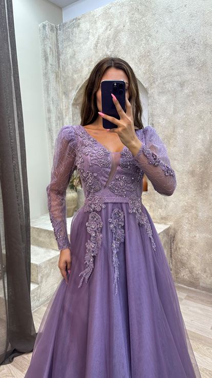 فستان سهرة من التول مزين بتطريزات باللون الليلكي وفتحة رقبة على شكل حرف V