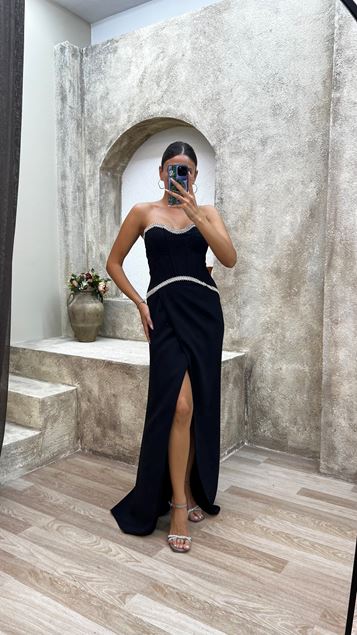 Schwarzes, trägerloses, besticktes Schlitzkleid