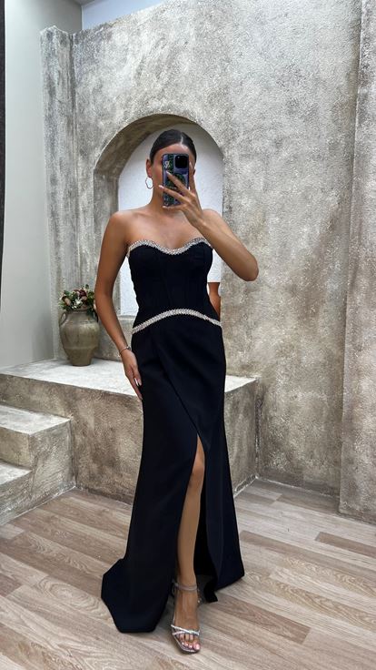 Abito nero senza spalline ricamato con spacco