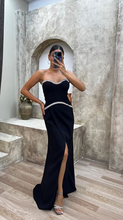 Abito nero senza spalline ricamato con spacco