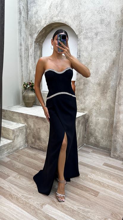 Abito nero senza spalline ricamato con spacco