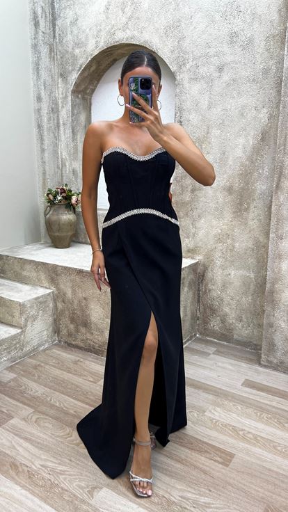 Abito nero senza spalline ricamato con spacco